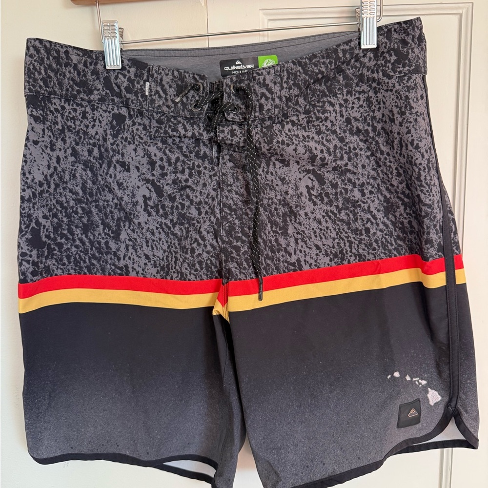 Quiksilver high line Hawaii Men's Gray and Black Board Shorts with